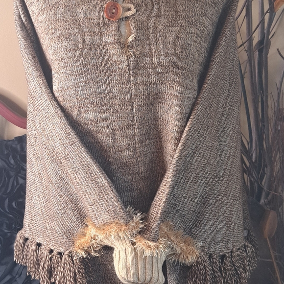 A Beautiful one of a kind poncho (I never used it ) - Picture 12 of 16